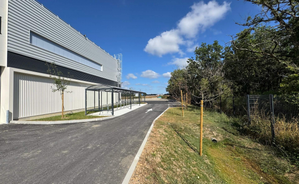 Nantes Métropole - Local activité de  575 m2 à louer avec bu