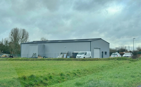 Les Touches - À vendre local d'activité 472 m2 
