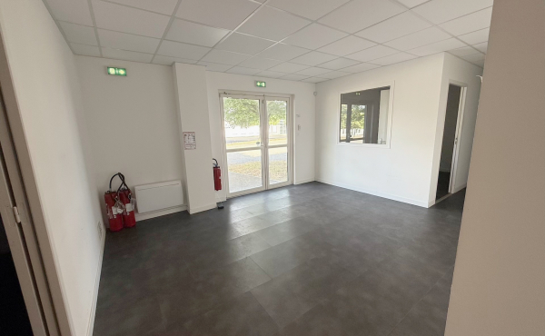 Ancenis - À louer 406 m2 bureaux et entrepôt