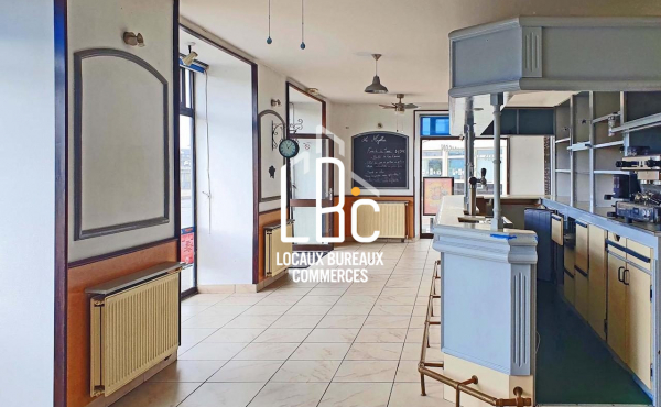 Nantes Champs de Mars -A vendre murs commerciaux locataire en pl