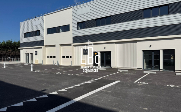 Aéroport Nantes Atlantique 401 m² à louer avec bureaux et ent