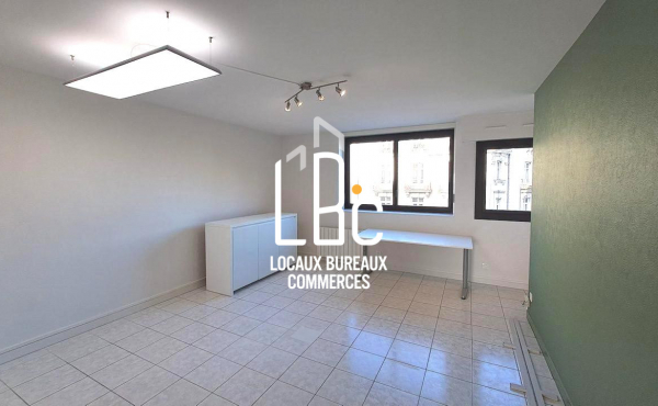 Nantes - A louer bureau 64 m2