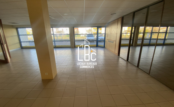 Rezé - Local activité show-room 568 m²